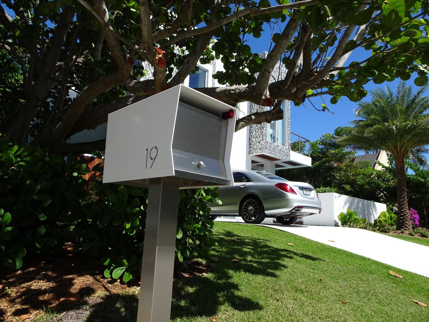 The Original Retrobox in ARCTIC WHITE - Modern Mailbox black and grey