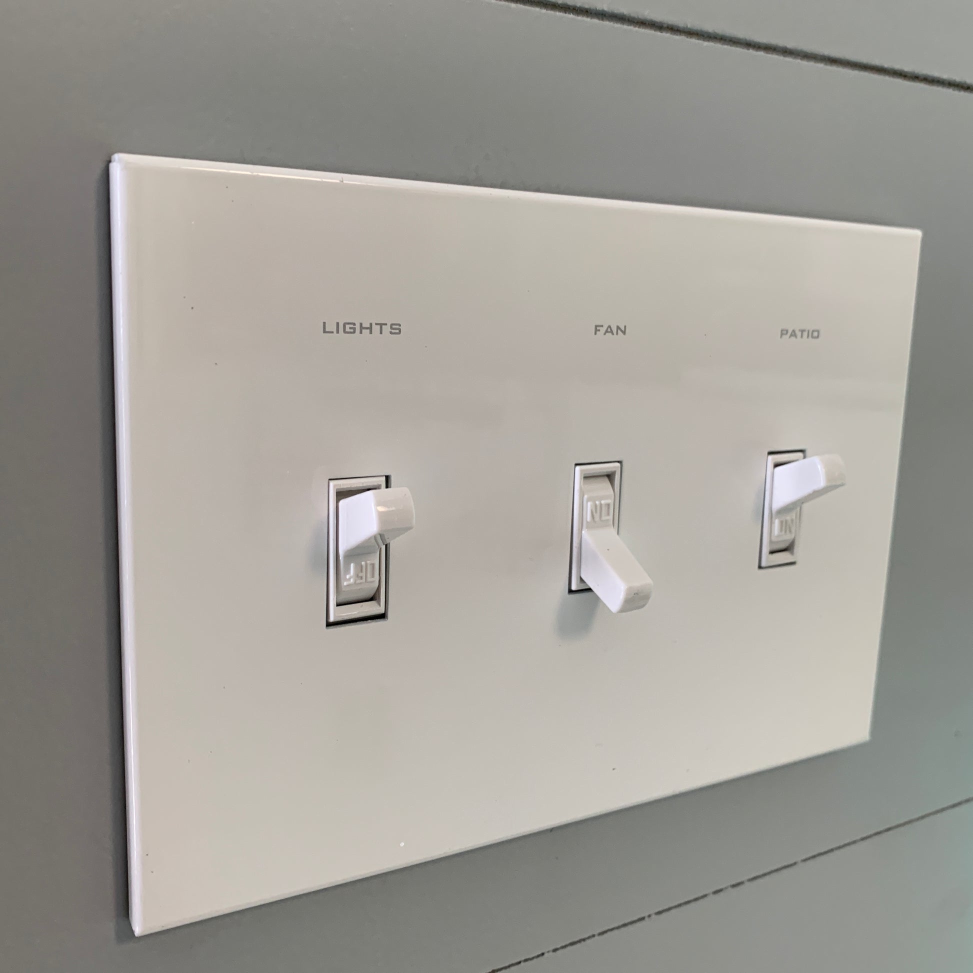 CleanPlate Classic Wall Plate in Contemporary White | Light switches