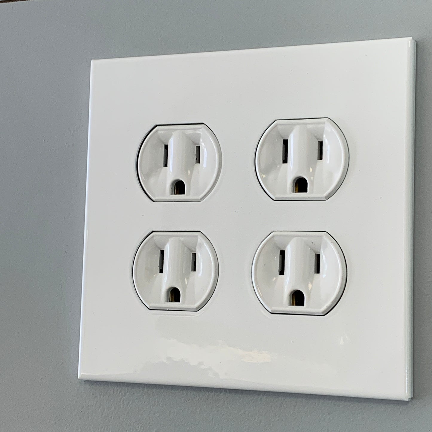 CleanPlate Classic Wall Plate in Contemporary White | Electrical Outlet