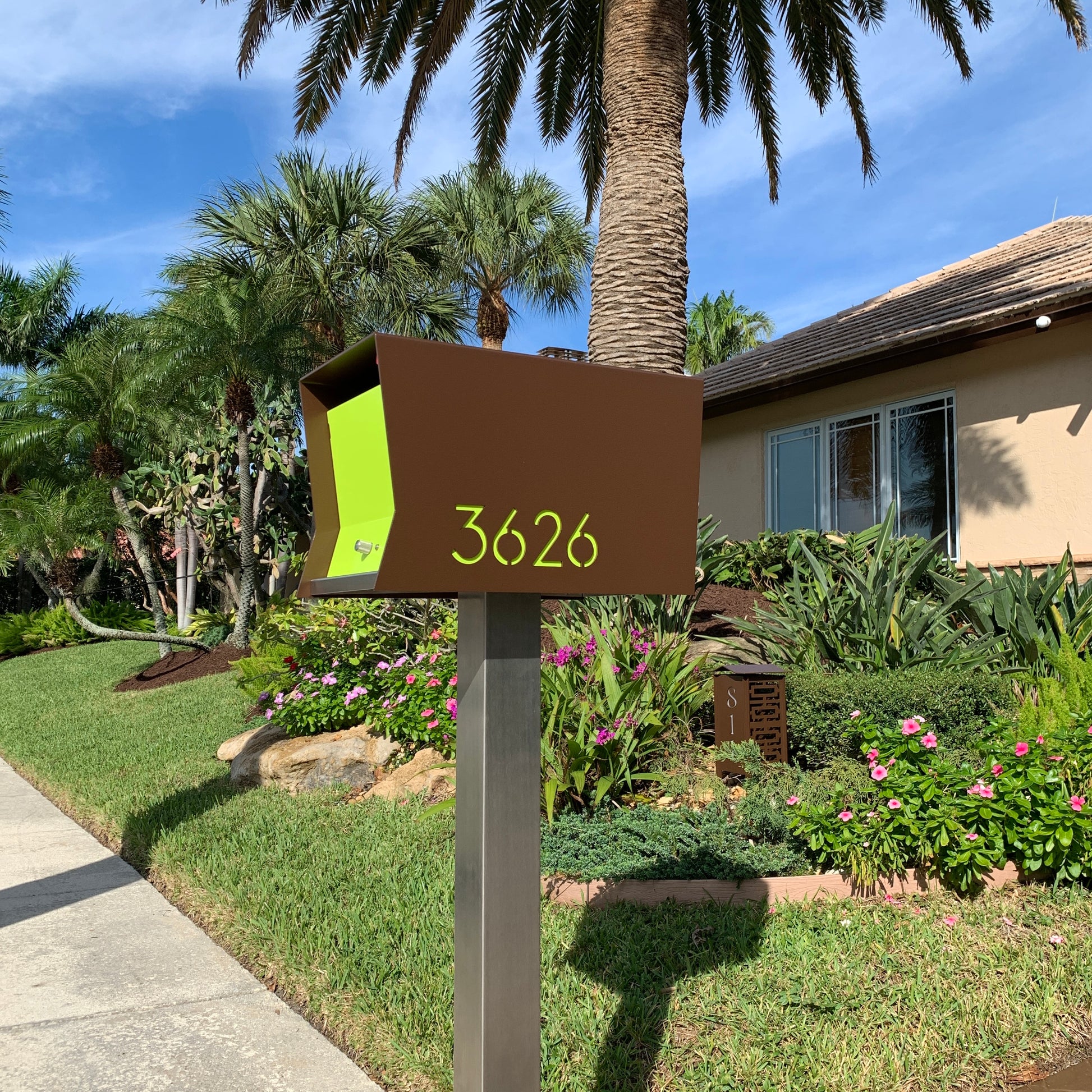 The Original Retrobox in COCONUT - Modern Mailbox brown and limegreen
