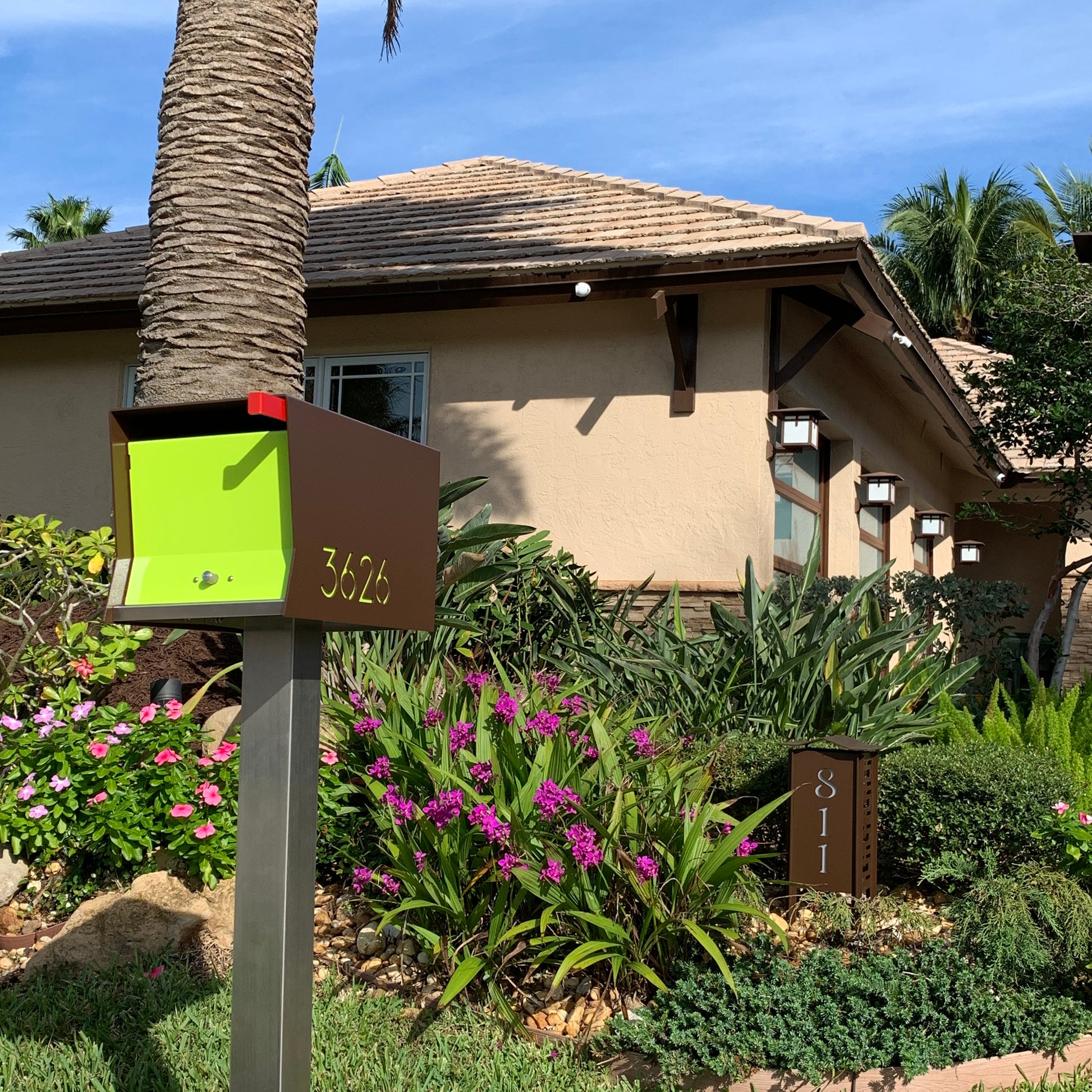 The Original Retrobox in COCONUT - Modern Mailbox brown and limegreen